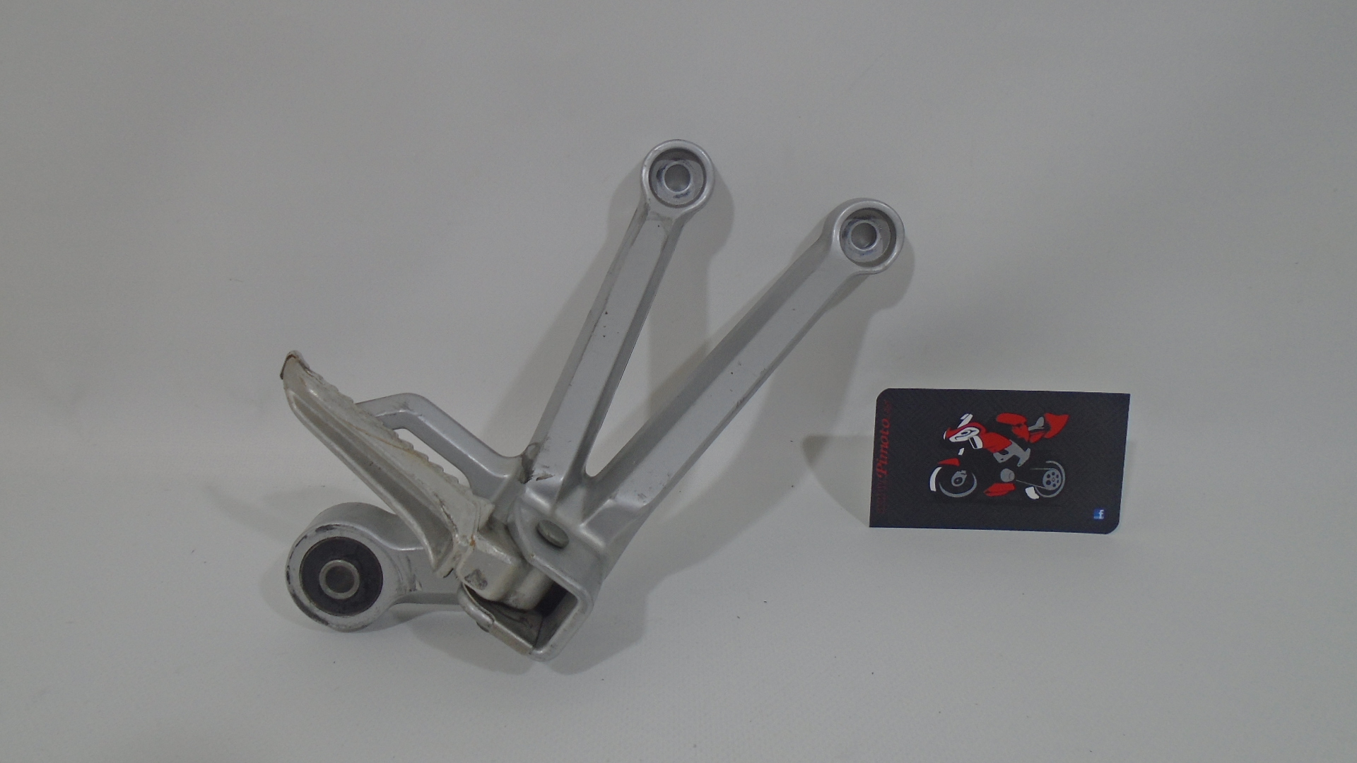 SOPORTE ESTRIBO TRASERO DERECHO SUZUKI GSXR 600 2004/05
